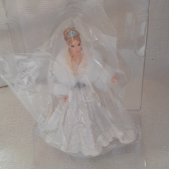 Hallmark Celebration Barbie, 2003. - Picture 5 of 8